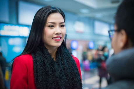 Nguyễn Thị Loan trở về sau thắng lợi ở Hoa hậu Thế giới - 10 Nguyễn Thị Loan gặp gỡ bạn bè