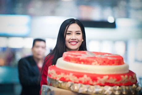 Nguyễn Thị Loan trở về sau thắng lợi ở Hoa hậu Thế giới - 5 Người đẹp nở nụ cười tươi rói khi nhìn thấy người thân