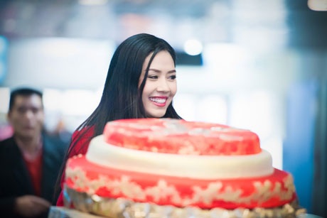 Nguyễn Thị Loan trở về sau thắng lợi ở Hoa hậu Thế giới - 6 Người đẹp nở nụ cười tươi rói khi nhìn thấy người thân