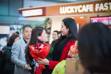 Nguyễn Thị Loan trở về sau thắng lợi ở Hoa hậu Thế giới - 7 Mẹ của Nguyễn Thị Loan ôm chầm con gái