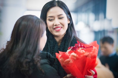 Nguyễn Thị Loan trở về sau thắng lợi ở Hoa hậu Thế giới - 8 Mẹ của Nguyễn Thị Loan ôm chầm con gái