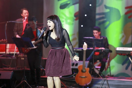 Nghệ sĩ Hà Nội xúc động hát vì trẻ em nghèo Pa Ủ - 12 <b style=mso-bidi-font-weight:
normal>Hà Thanh