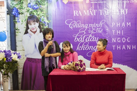 “Chúng mình có thể bắt đầu không?” - 1 Tác giả Phạm Thị Ngọc Thanh (giữa) ra mắt tập thơ Chúng mình có thể bắt đầu không?