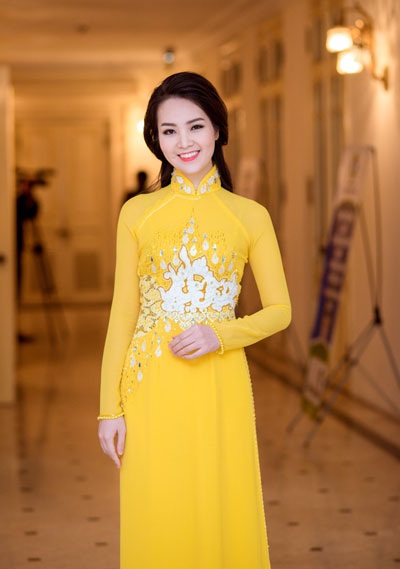 Á hậu Thụy Vân duyên dáng trong tà áo dài - 1 <b style=mso-bidi-font-weight:
normal>Hà Thanh
