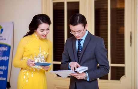 Á hậu Thụy Vân duyên dáng trong tà áo dài - 11 <b style=mso-bidi-font-weight:
normal>Hà Thanh