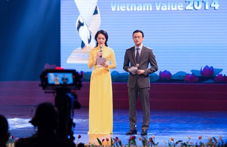 Á hậu Thụy Vân duyên dáng trong tà áo dài - 12 <b style=mso-bidi-font-weight:
normal>Hà Thanh