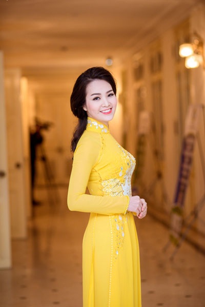 Á hậu Thụy Vân duyên dáng trong tà áo dài - 2 <b style=mso-bidi-font-weight:
normal>Hà Thanh