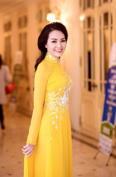 Á hậu Thụy Vân duyên dáng trong tà áo dài - 4 <b style=mso-bidi-font-weight:
normal>Hà Thanh