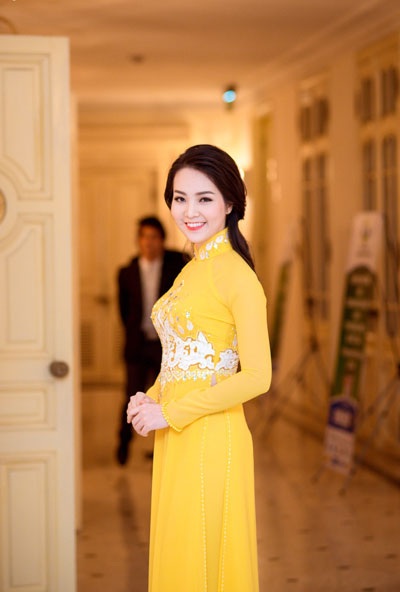 Á hậu Thụy Vân duyên dáng trong tà áo dài - 7 <b style=mso-bidi-font-weight:
normal>Hà Thanh
