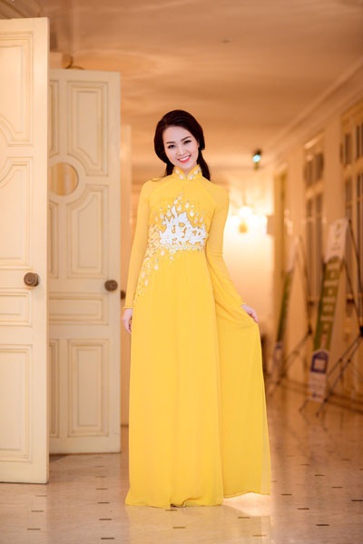 Á hậu Thụy Vân duyên dáng trong tà áo dài - 8 <b style=mso-bidi-font-weight:
normal>Hà Thanh