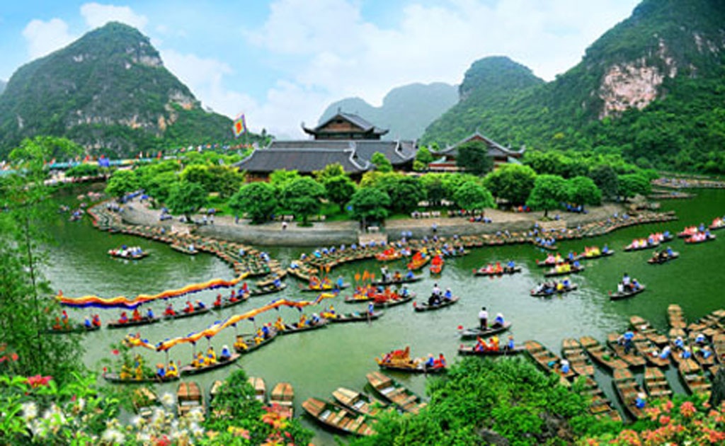Ninh Bình đón Bằng của UNESCO ghi danh Quần thể danh thắng Tràng An - 2 Tràng An mùa lễ hội (Ảnh NMT)