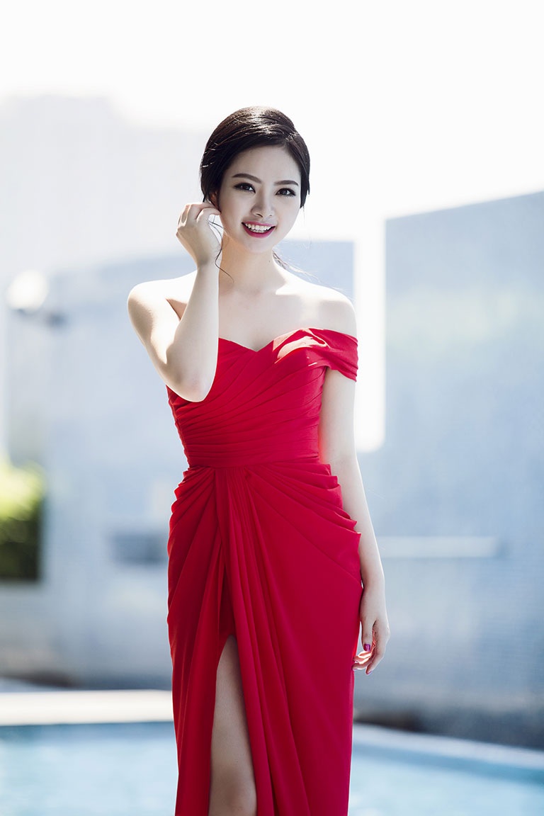 Hoa hậu Ngọc Anh rực rỡ với váy đỏ gợi cảm - 3 <b style=mso-bidi-font-weight:
normal>Hà Thanh