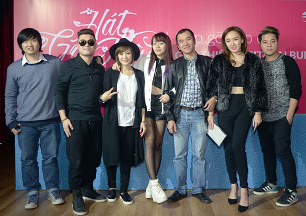 Nhiều ca sĩ trẻ tham gia “Hát gọi mùa xuân” - 2 Trương Hương Ly (thứ 3 từ trái sang) và các nghệ sĩ tại buổi ra mắt album