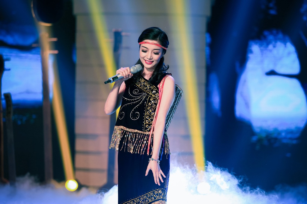 Phạm Thu Hà xinh đẹp hóa cô gái Pacô trong “Tiếng đàn Ta Lư" - 1 Phạm Thu Hà hóa thành cô gái Tây Nguyên xinh đẹp