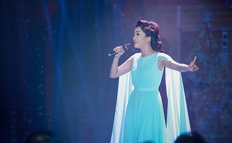 Đàm Vĩnh Hưng, Phạm Thu Hà song ca bản nhạc xưa đầy cảm xúc - 3 Phạm Thu Hà biểu diễn trong đêm nhạc Đàm Vĩnh Hưng, nữ ca sĩ lộng lẫy với thiết kế của Huy Trần