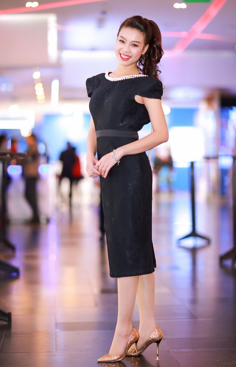 Trương Tùng Lan khoe khéo tấm lưng trần gợi cảm