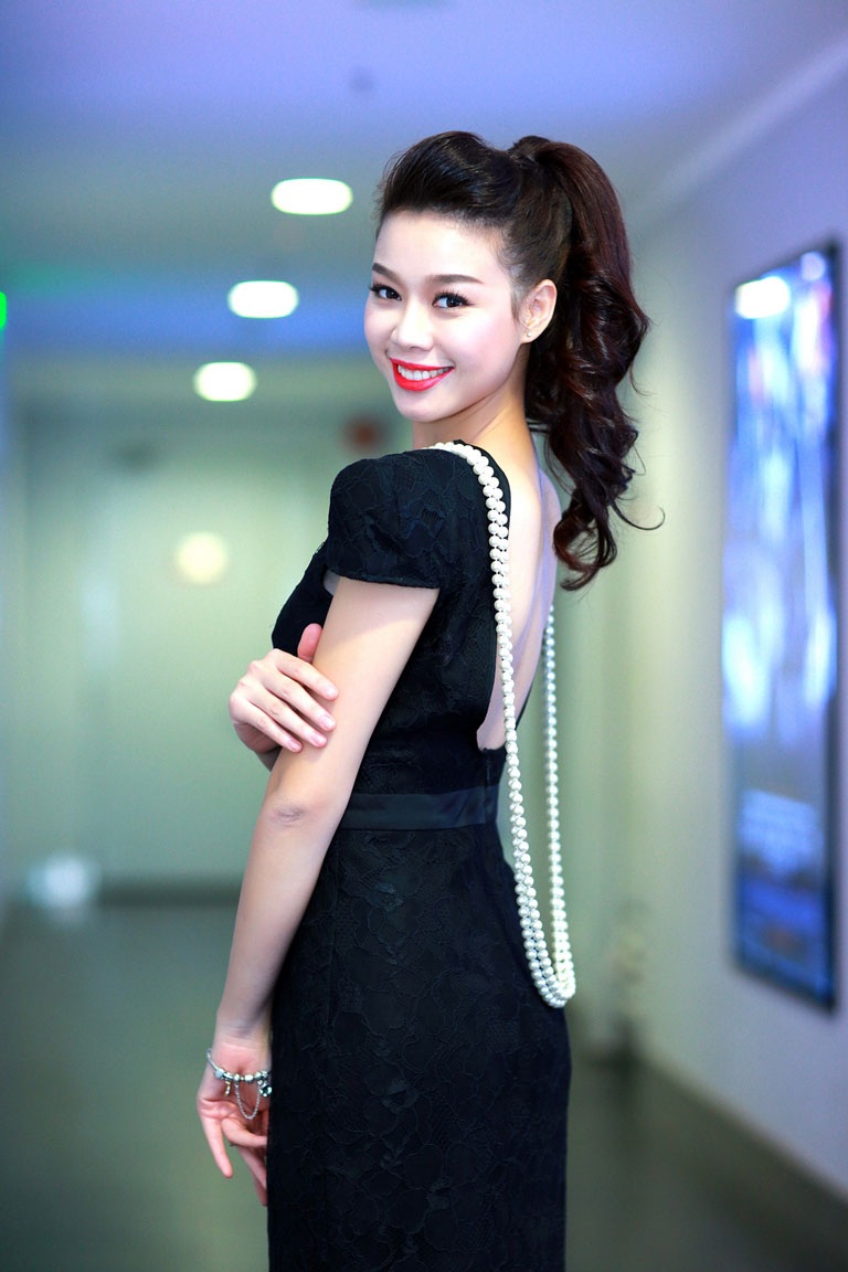 Trương Tùng Lan khoe khéo tấm lưng trần gợi cảm