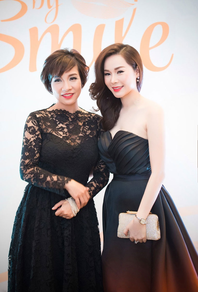Mỹ Linh (trái) cũng tham dự sự kiện