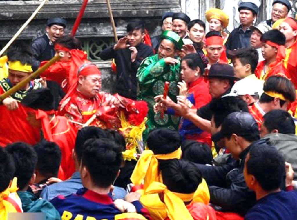 “Không để việc ẩu đả, bạo lực tại các lễ hội kéo dài” - 1 Cảnh xô đẩy tranh cướp hoa tre ở hội Gióng bị báo chí phản ánh gay gắt