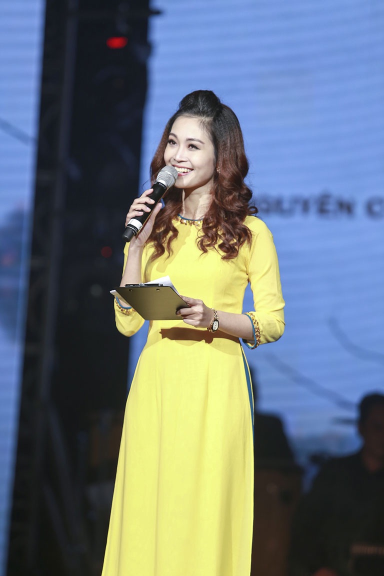 Mỹ Linh quỳ hát “Trên đỉnh Phù Vân” - 8 Một số hình ảnh trong chương trình