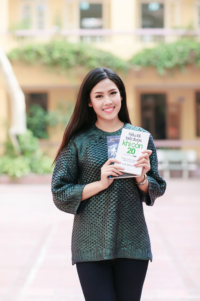 Người đẹp Nguyễn Thị Loan quyên sách cho học trò nghèo miền núi - 1 <b style=mso-bidi-font-weight:
normal>Hà Thanh