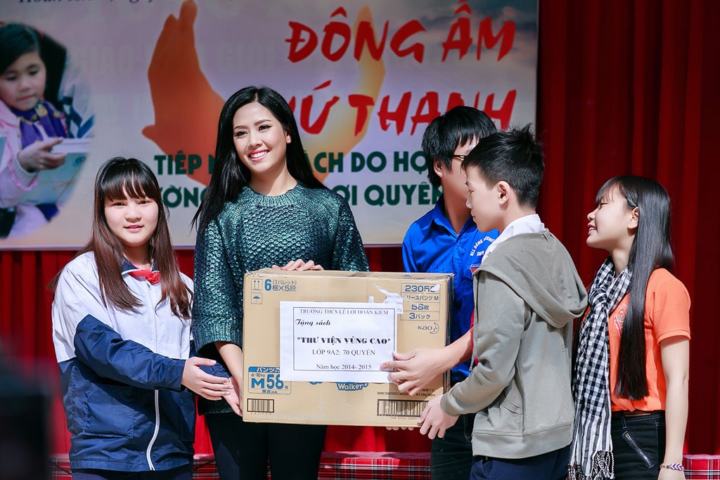Người đẹp Nguyễn Thị Loan quyên sách cho học trò nghèo miền núi - 3 <b style=mso-bidi-font-weight:
normal>Hà Thanh