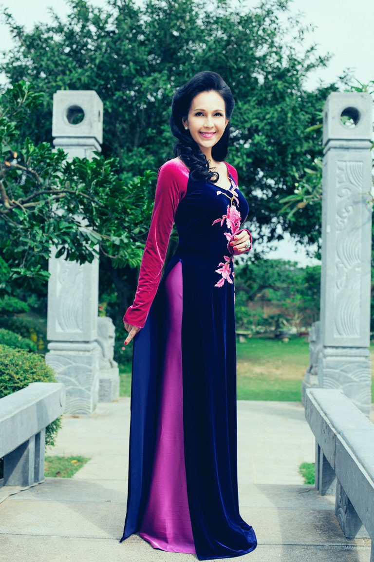Diễn viên Diễm My quý phái trong tà áo dài Việt - 1 H.T