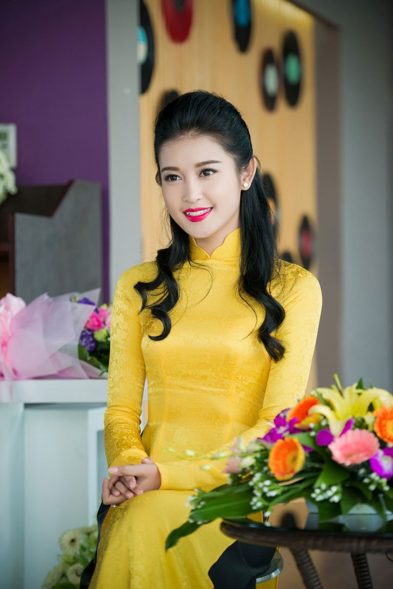 Á hậu Huyền My duyên dáng trong tà áo dài - 1 <b style=mso-bidi-font-weight:
normal>Hà Thanh