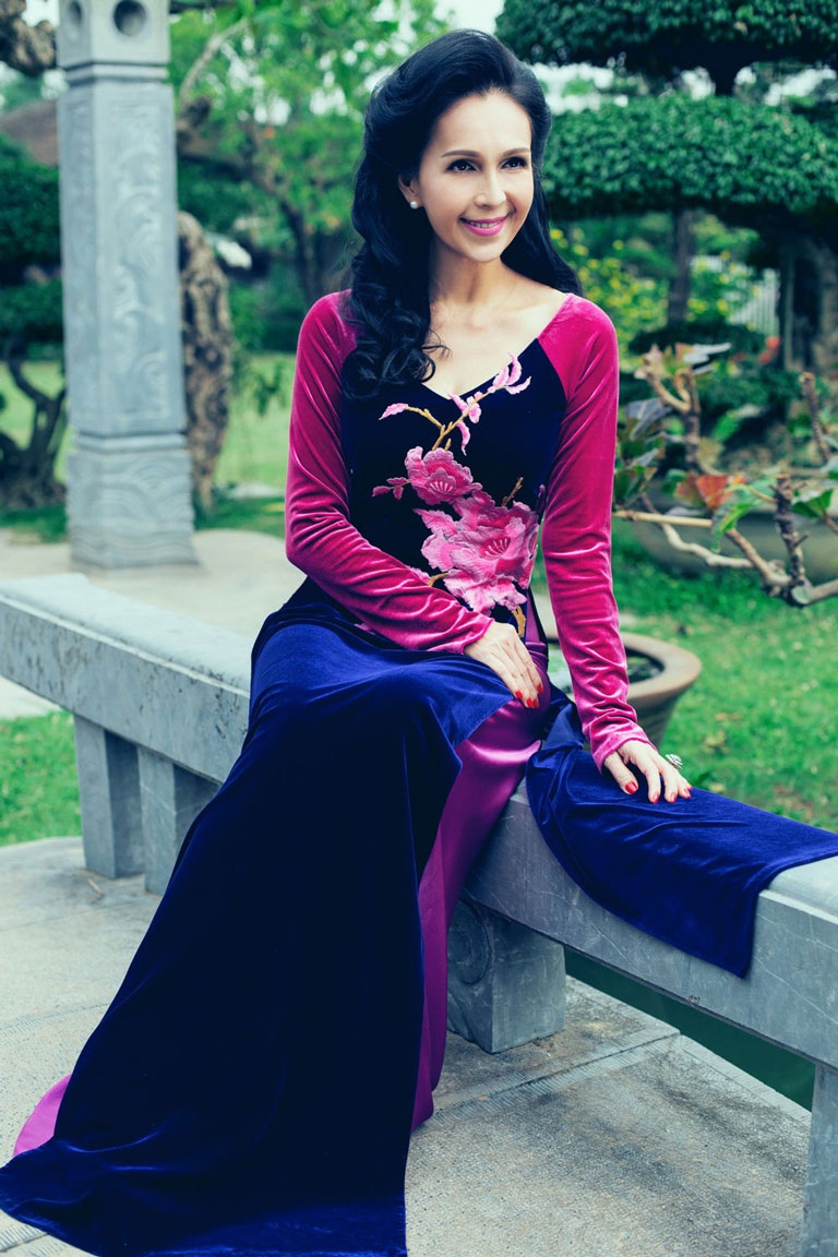 Diễn viên Diễm My quý phái trong tà áo dài Việt - 2 H.T