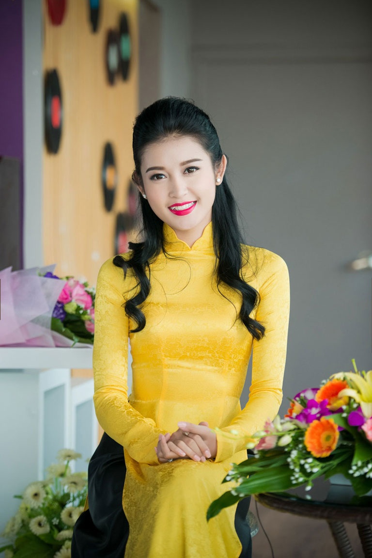 Á hậu Huyền My duyên dáng trong tà áo dài - 2 <b style=mso-bidi-font-weight:
normal>Hà Thanh