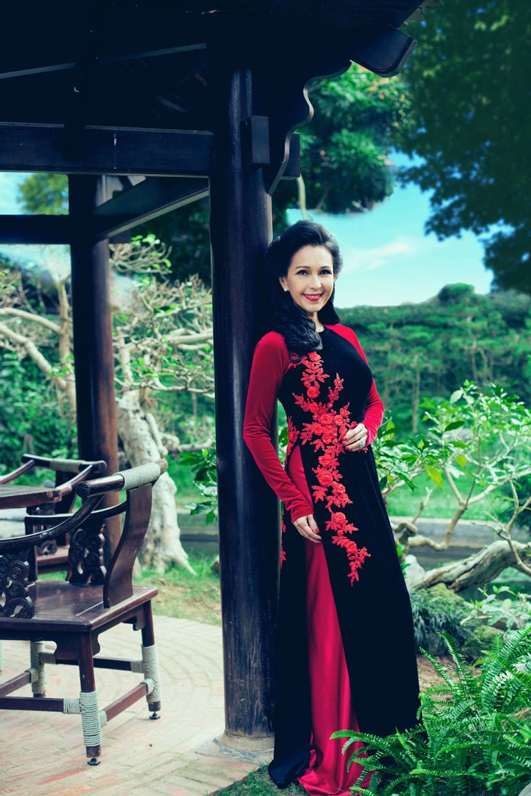 Diễn viên Diễm My quý phái trong tà áo dài Việt - 3 H.T