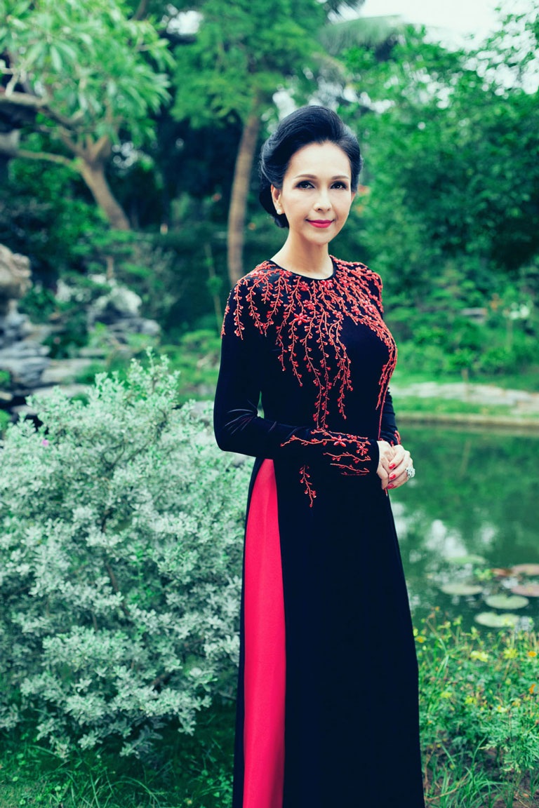 Diễn viên Diễm My quý phái trong tà áo dài Việt - 4 H.T