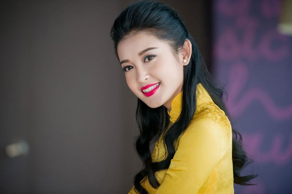 Á hậu Huyền My duyên dáng trong tà áo dài - 3 <b style=mso-bidi-font-weight:
normal>Hà Thanh