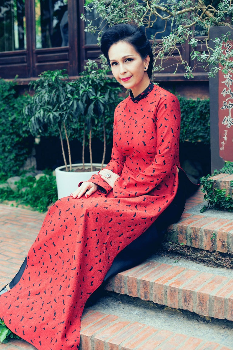 Diễn viên Diễm My quý phái trong tà áo dài Việt - 5 H.T