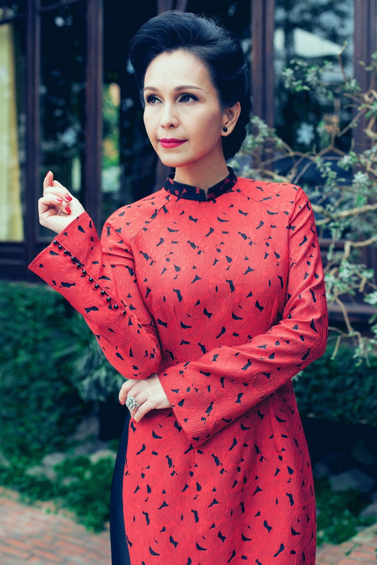 Diễn viên Diễm My quý phái trong tà áo dài Việt - 6 H.T