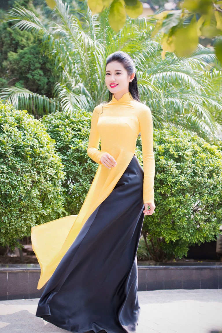 Á hậu Huyền My duyên dáng trong tà áo dài - 4 <b style=mso-bidi-font-weight:
normal>Hà Thanh