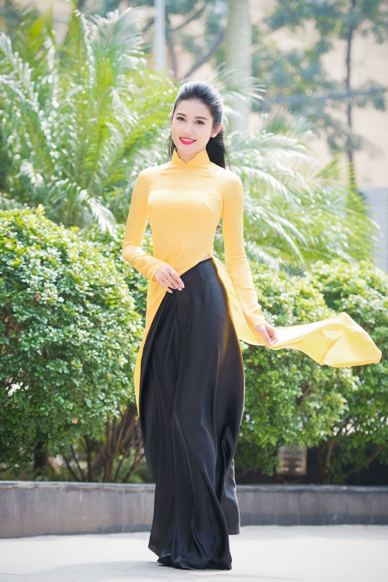 Á hậu Huyền My duyên dáng trong tà áo dài - 5 <b style=mso-bidi-font-weight:
normal>Hà Thanh