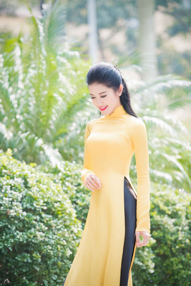 Á hậu Huyền My duyên dáng trong tà áo dài - 6 <b style=mso-bidi-font-weight:
normal>Hà Thanh