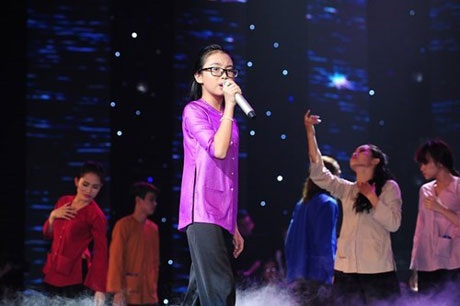 "Giọng ca nhí "Phương Mỹ Chi đoạt giải thưởng 1 tỷ đồng - 4 Phương Mỹ Chi biểu diễn Quê em mùa nước lũ tháng 3 tại Bài hát yêu thích