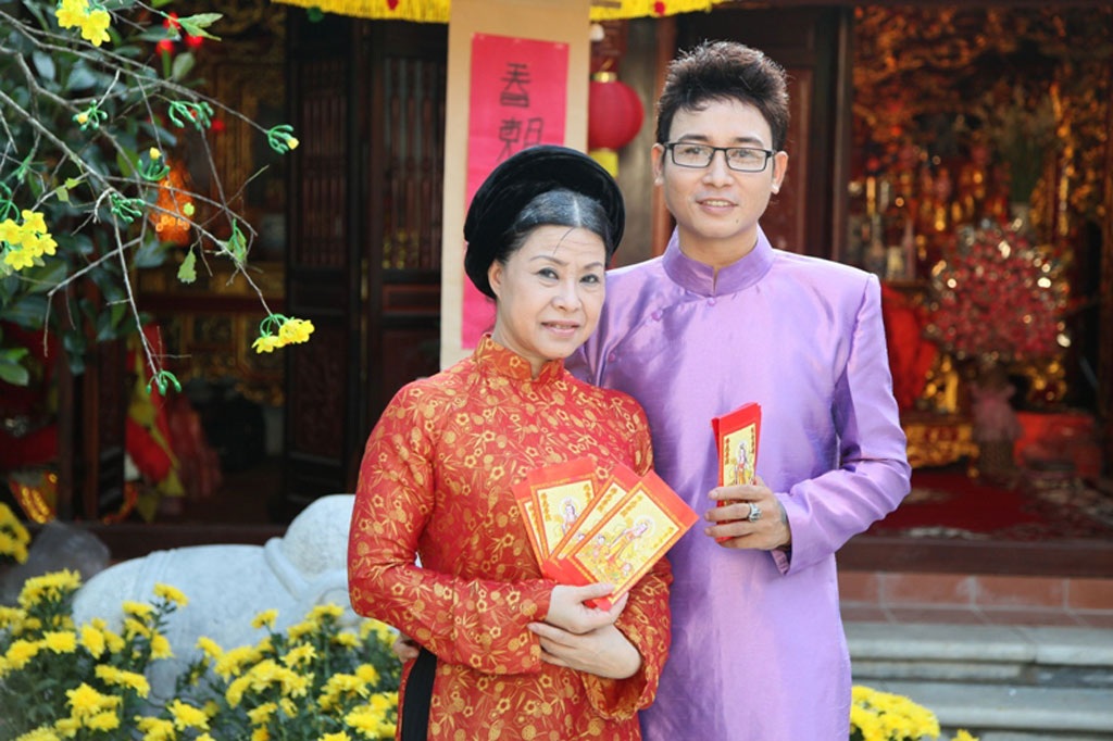 Cuộc đời không có tuổi thơ của ca sĩ Linh Nguyễn - 3 Một số hình ảnh Linh Nguyễn và đồng nghiệp trong MV Mùa xuân bên nhau mới phát hành