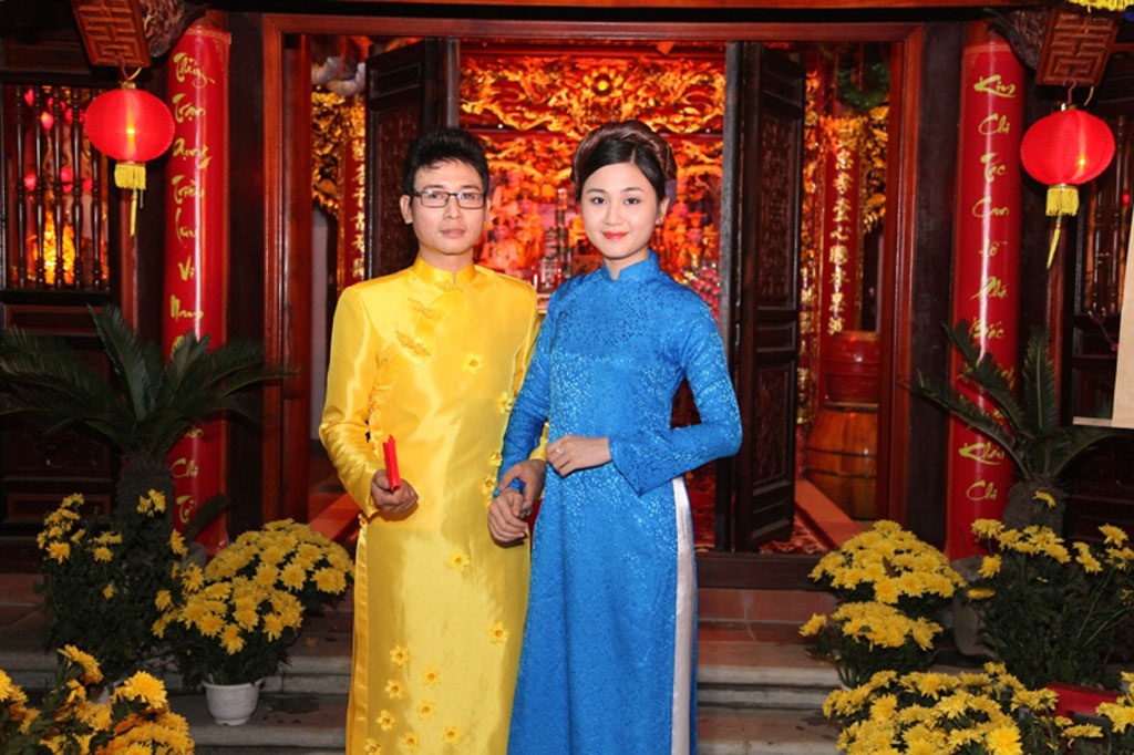 Cuộc đời không có tuổi thơ của ca sĩ Linh Nguyễn - 4 Một số hình ảnh Linh Nguyễn và đồng nghiệp trong MV Mùa xuân bên nhau mới phát hành