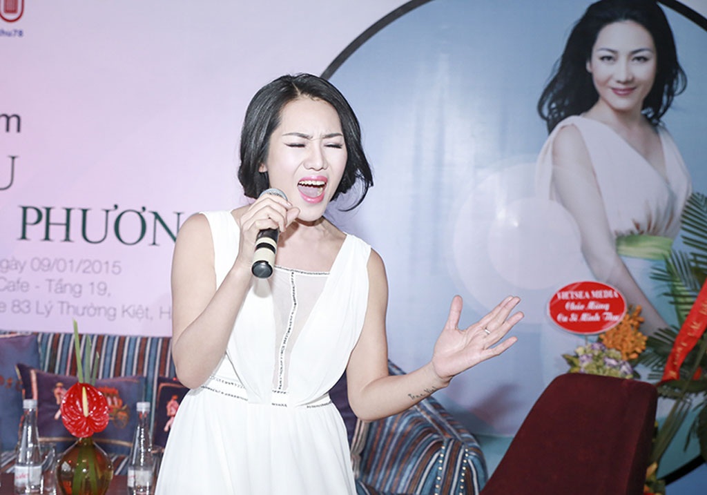 Nhạc sĩ Phó Đức Phương ngợi ca “người tình” mới trong âm nhạc - 1 Minh Thu hát tại buổi ra mắt album
