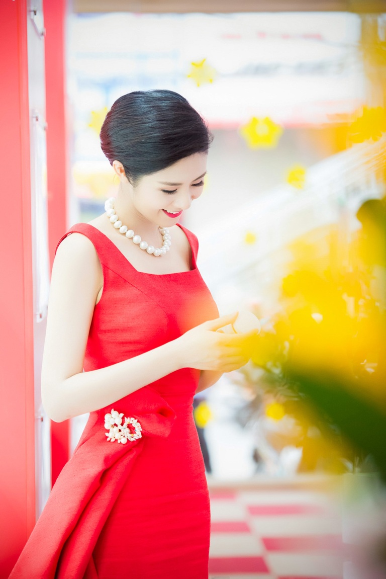 Hoa hậu Ngọc Hân, Vi Cầm rực rỡ bên hoa đào - 2 H.T