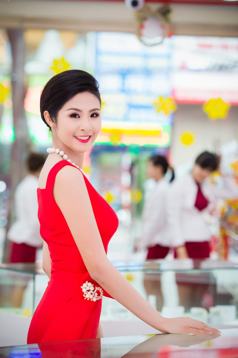 Hoa hậu Ngọc Hân - diễn viên Vi Cầm thử mỹ phẩm Nhật Bản - 1 H.T