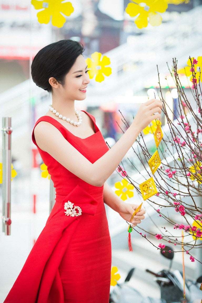 Hoa hậu Ngọc Hân, Vi Cầm rực rỡ bên hoa đào - 6 H.T