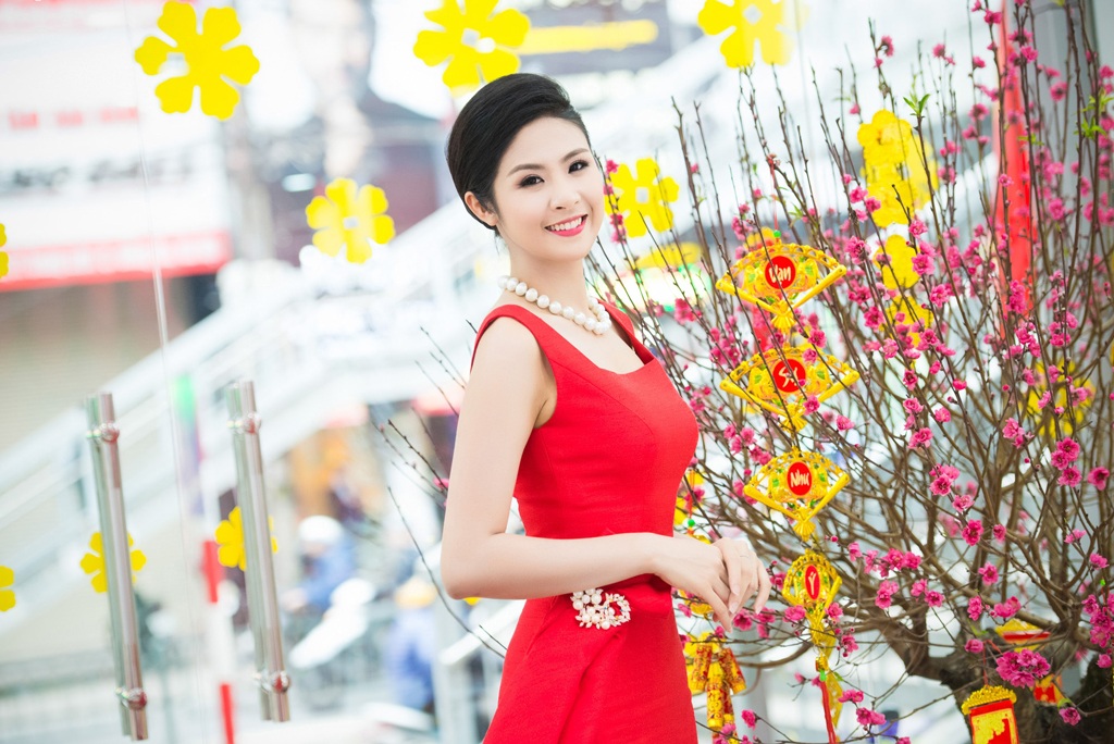 Hoa hậu Ngọc Hân, Vi Cầm rực rỡ bên hoa đào - 7 H.T