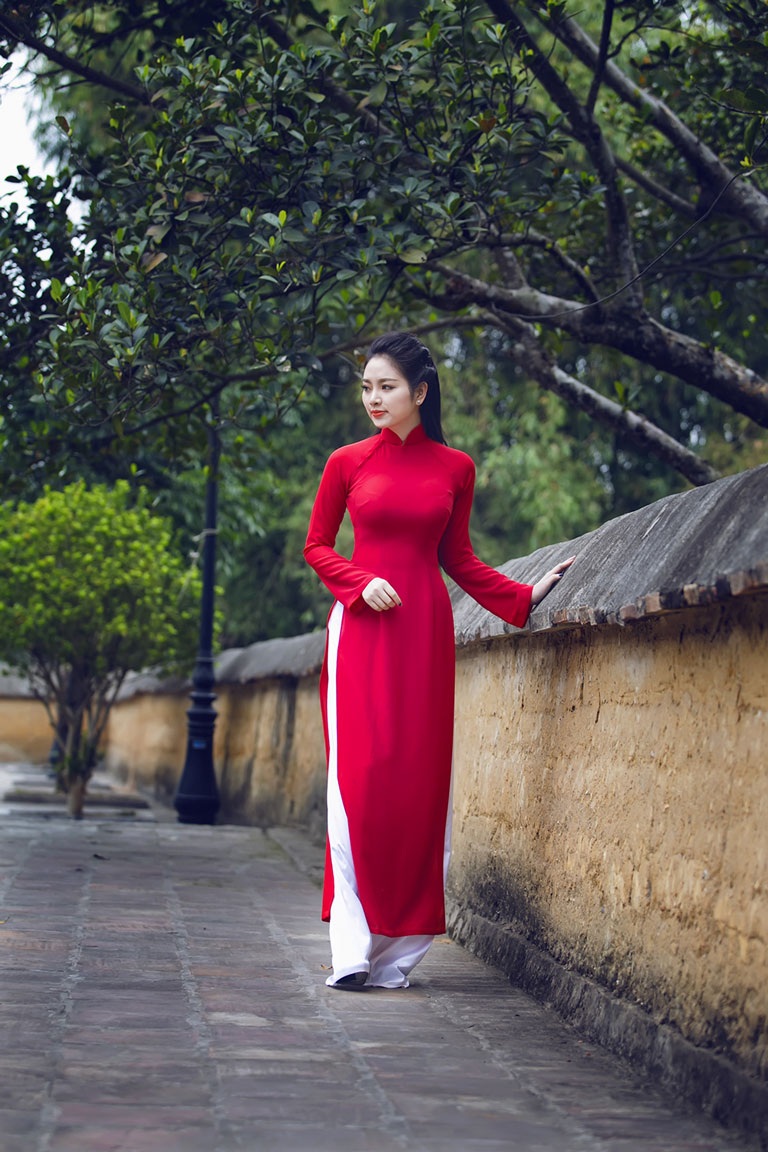 Hoa hậu Ngọc Anh diện áo dài đỏ rực đón xuân - 1 <b style=mso-bidi-font-weight:
normal>Hà Thanh