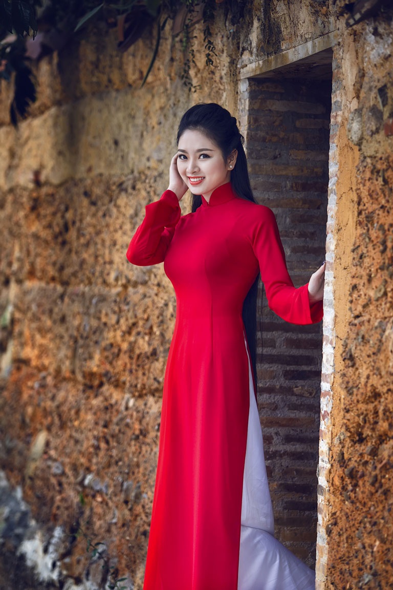 Hoa hậu Ngọc Anh diện áo dài đỏ rực đón xuân - 2 <b style=mso-bidi-font-weight:
normal>Hà Thanh