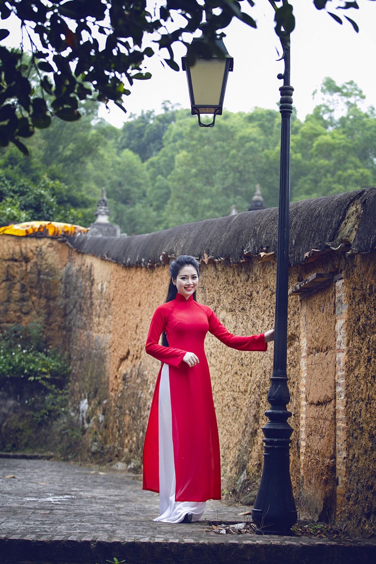 Hoa hậu Ngọc Anh diện áo dài đỏ rực đón xuân - 4 <b style=mso-bidi-font-weight:
normal>Hà Thanh