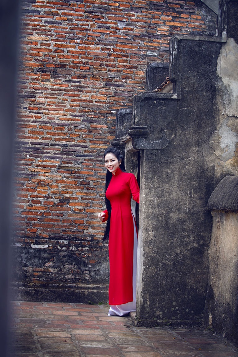 Hoa hậu Ngọc Anh diện áo dài đỏ rực đón xuân - 5 <b style=mso-bidi-font-weight:
normal>Hà Thanh